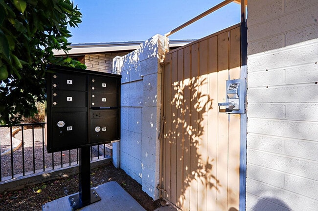 Building Photo - 6203 N 12th Pl