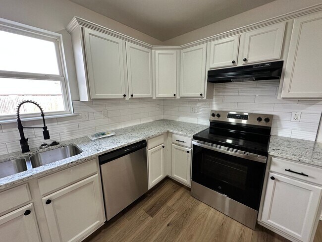 Building Photo - Beautiful 3bed/2bath House Available Near Tinker and Oklahoma Heart Hospital!