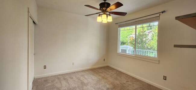 Building Photo - 2 Bed 2 Bath Top Floor Condo South Everett...