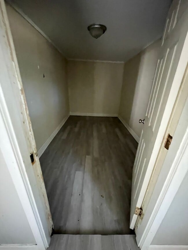 Building Photo - Cozy 2/1 Home