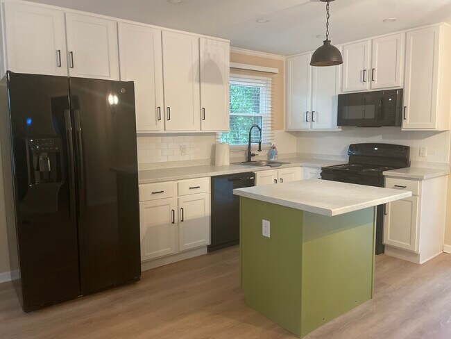 Building Photo - 1312 13th Ave SW