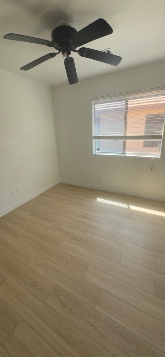 Building Photo - 1086 E Santa Cruz Ln