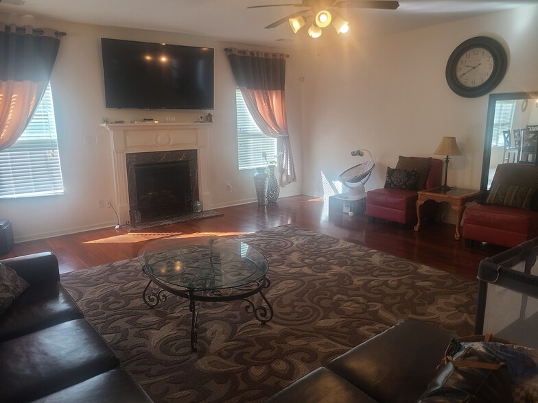 Building Photo - Room in House on Kestrel Cir