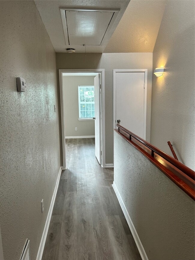 Building Photo - 3901 Woodchase Dr