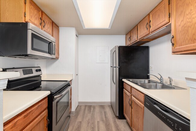 Building Photo - 923 S Zeno Way