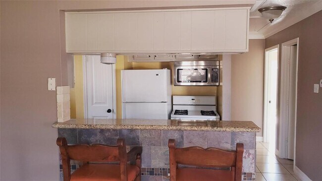 Building Photo - 6360 Crestside Dr
