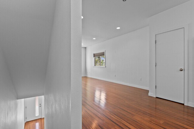 Building Photo - 3bd/1.5ba Seattle Townhouse