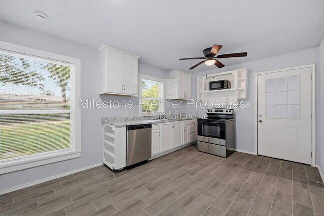 Building Photo - 718 W Belden St