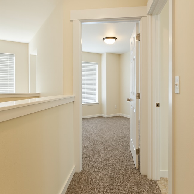 Building Photo - Gorgeous 3x2.5 duplex unit with a fenced b...