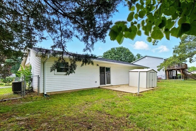 Building Photo - 643 University Dr