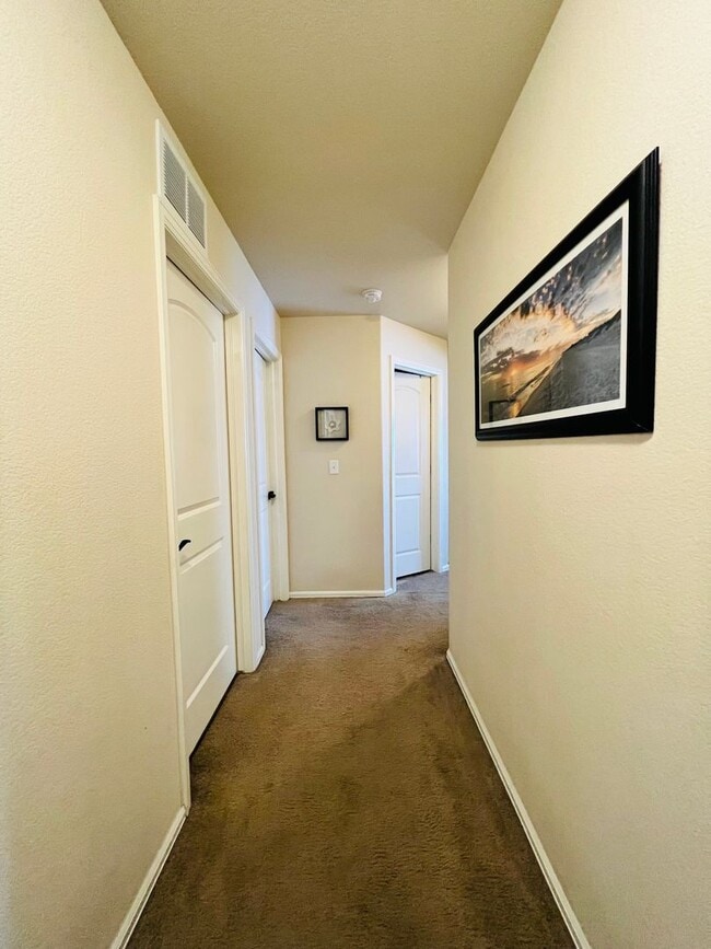 Building Photo - Gorgeous 3 bed/2.5 bath home with 3-CAR TANDEM GARAGE in Painted Sky