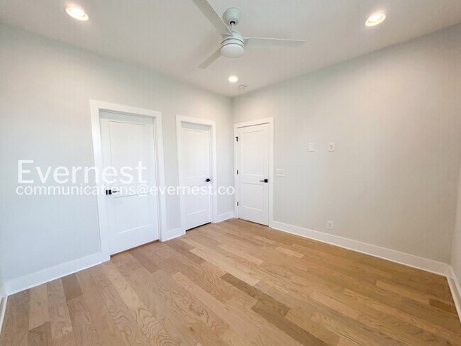 Building Photo - 4 Bed, 4.5 Bath Town Home with Garage / Available Now!