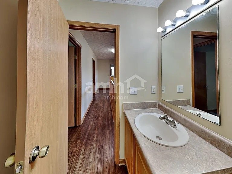 Building Photo - 452 Crestmoore Dr