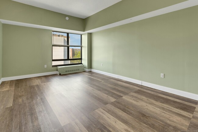 Building Photo - 44 Strawberry Hill Ave