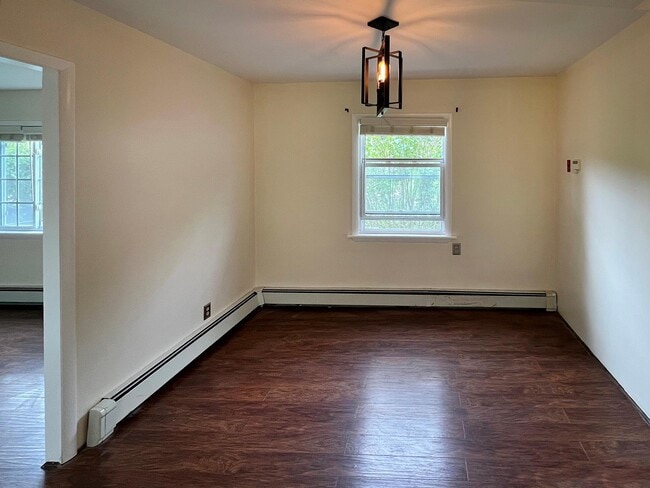 Building Photo - 453 Clove Rd