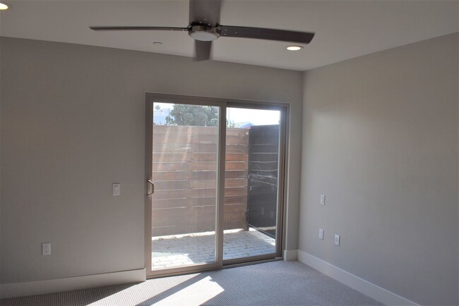 Building Photo - 2 bedroom 2.5 bath Townhome, walking dista...