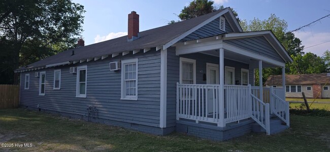 Building Photo - 410 Davis St