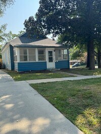 Building Photo - Nice affordable single family home with ga...