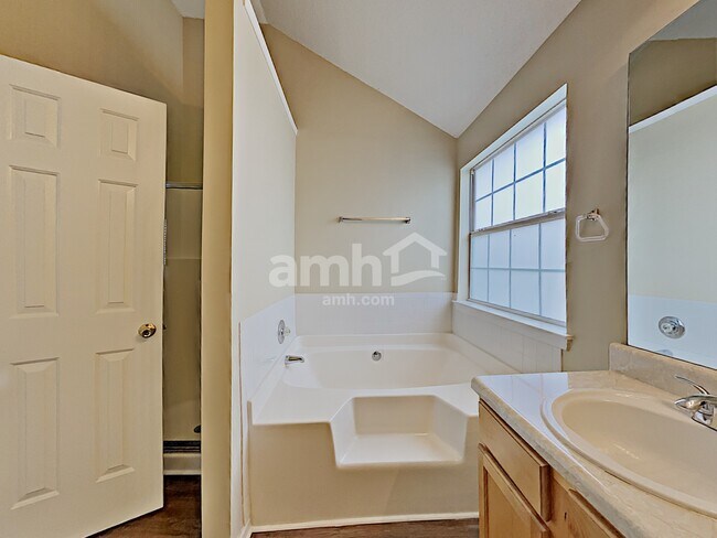 Building Photo - 716 Fletcher Dr