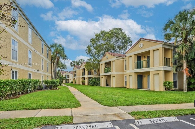 Building Photo - 833 Riverside Dr