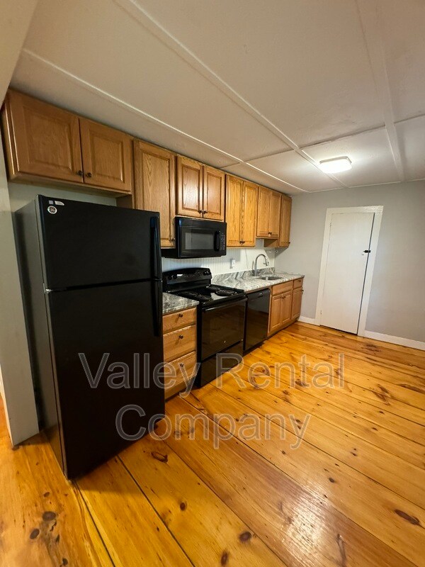 Building Photo - 190 Russell St