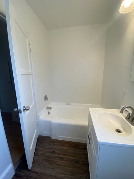 Building Photo - 5932 Melrose Ave