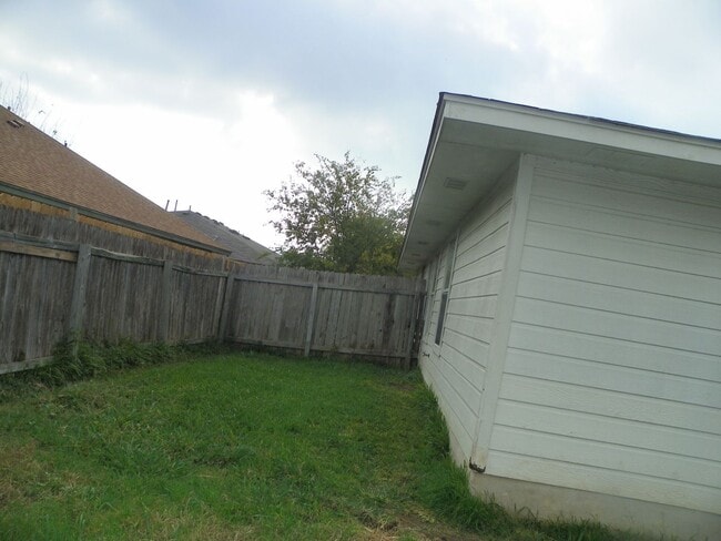 Building Photo - 2221 Creekside Ln