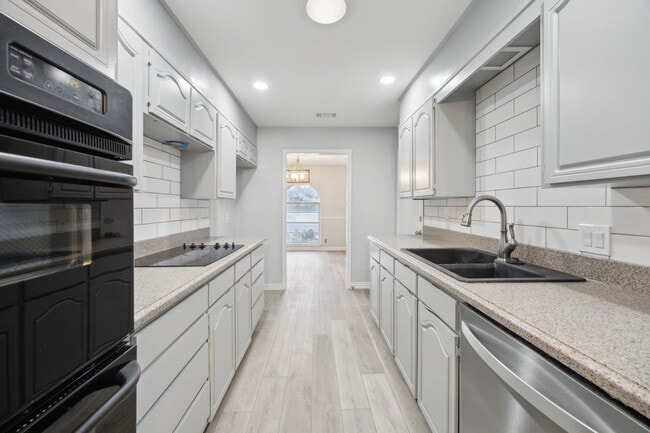 Building Photo - 4104 Plantation Dr