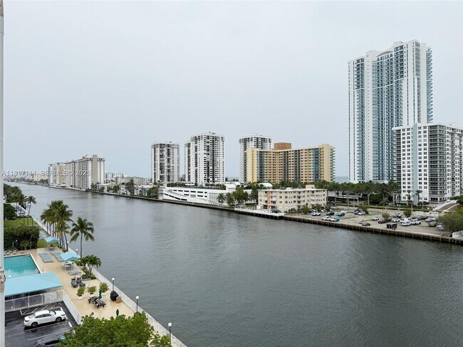 Building Photo - 800 Parkview Dr