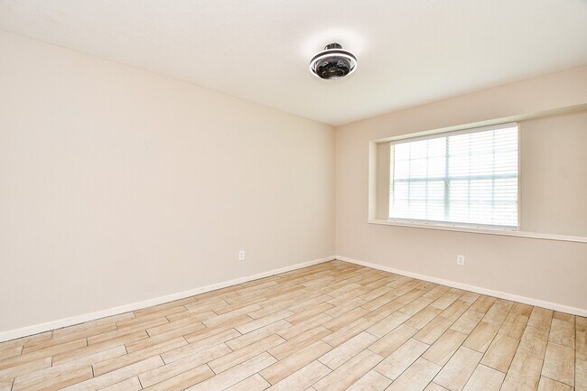Building Photo - 2803 Green Fields Dr