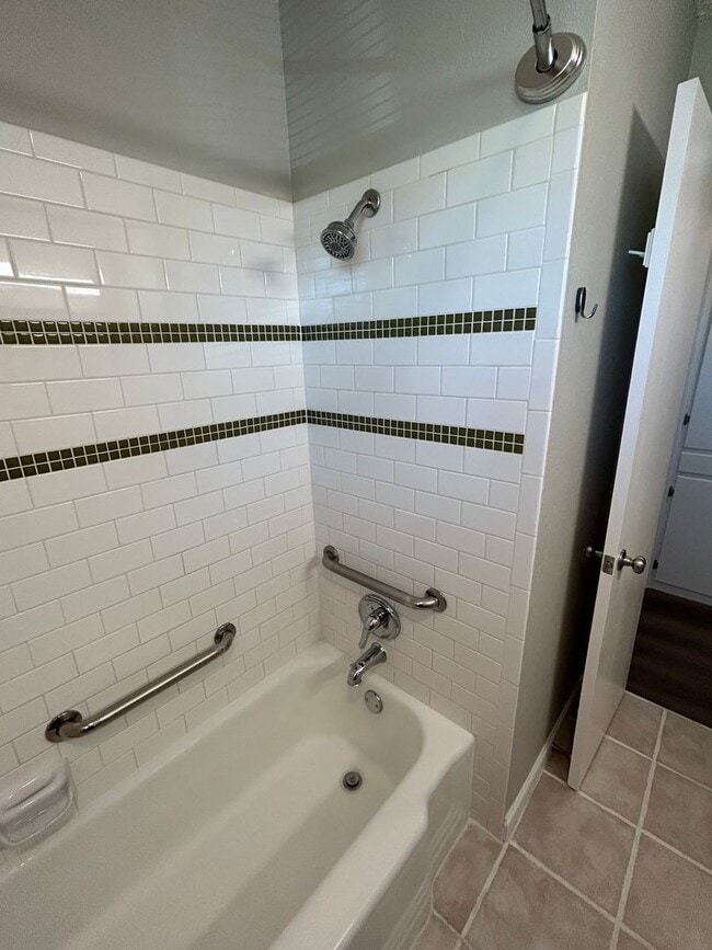 Building Photo - 3-bedroom, 1.5-bath in the MacArthur Schoo...