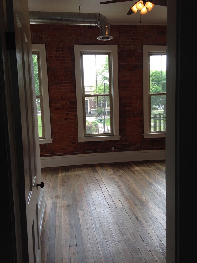 Building Photo - 2021 W Franklin St