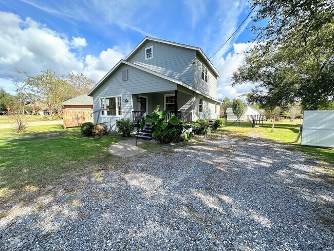 Building Photo - Spacious 4-Bedroom with Custom Finishes in...