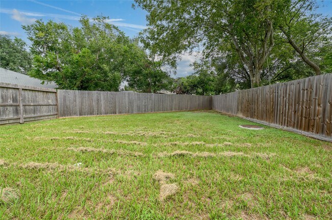 Building Photo - 2630 Hollymist Dr