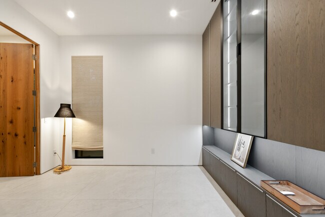 Building Photo - 356 N La Jolla Ave