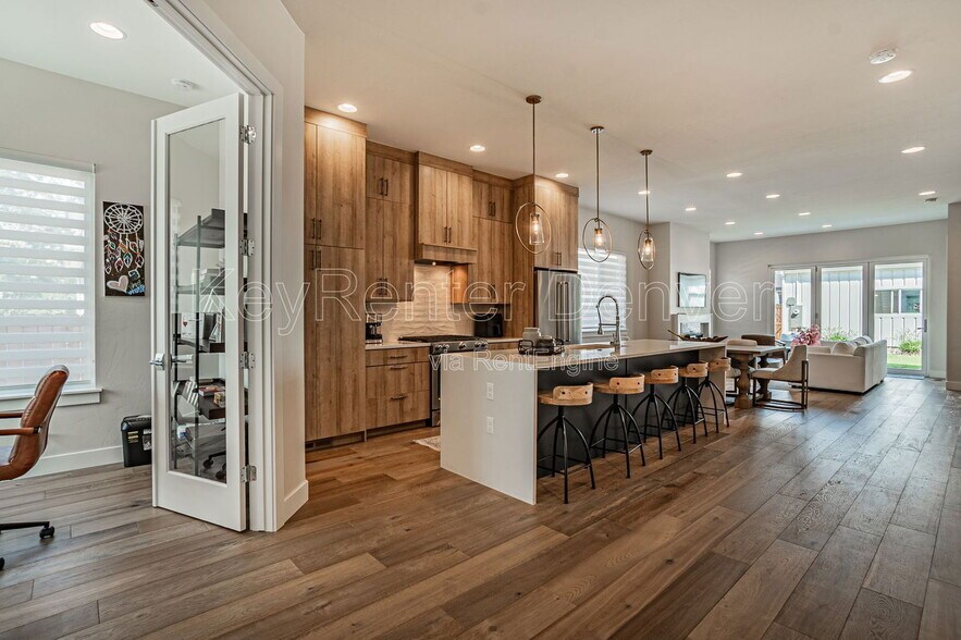 Building Photo - 2570 S Cherokee St