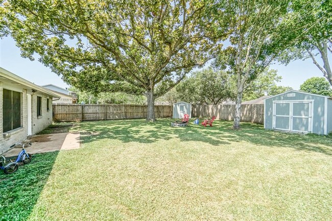 Building Photo - 215 Maple Leaf Dr