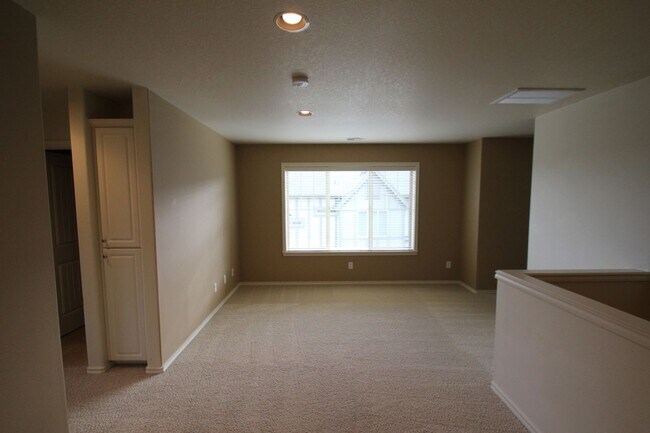 Building Photo - Progress Ridge end unit Townhome! Can't miss!