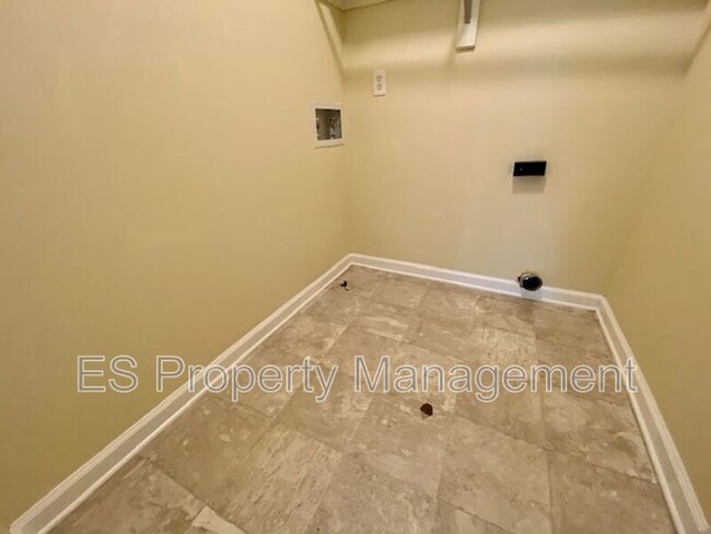 Building Photo - 6879 Oak Lake Dr