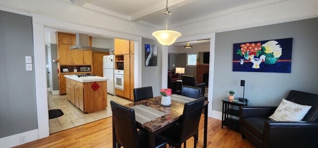 Building Photo - Single Family Fully Furnished Home with Al...