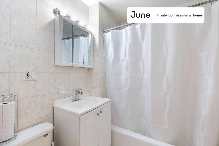 Building Photo - Room in Shared 3 bed/1 bath home