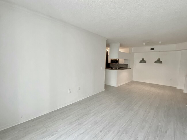 Building Photo - 17125 N Bay Rd