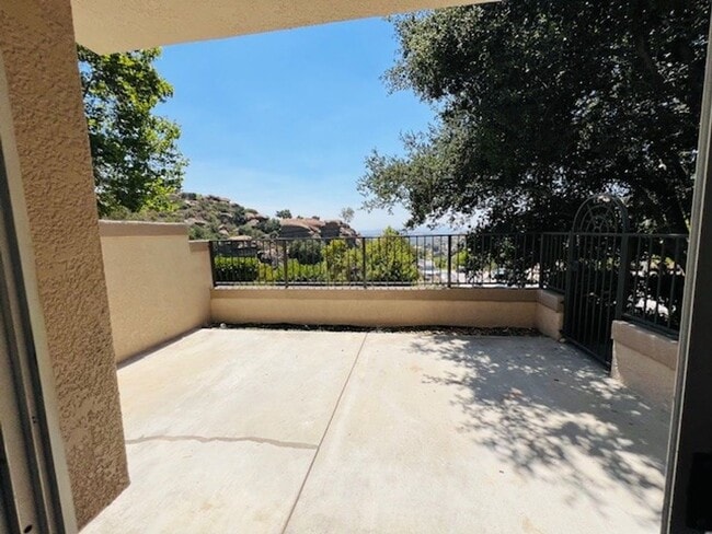 Building Photo - COMPLETELY REMODELED 3 Beds+2.5 Baths 2-st...