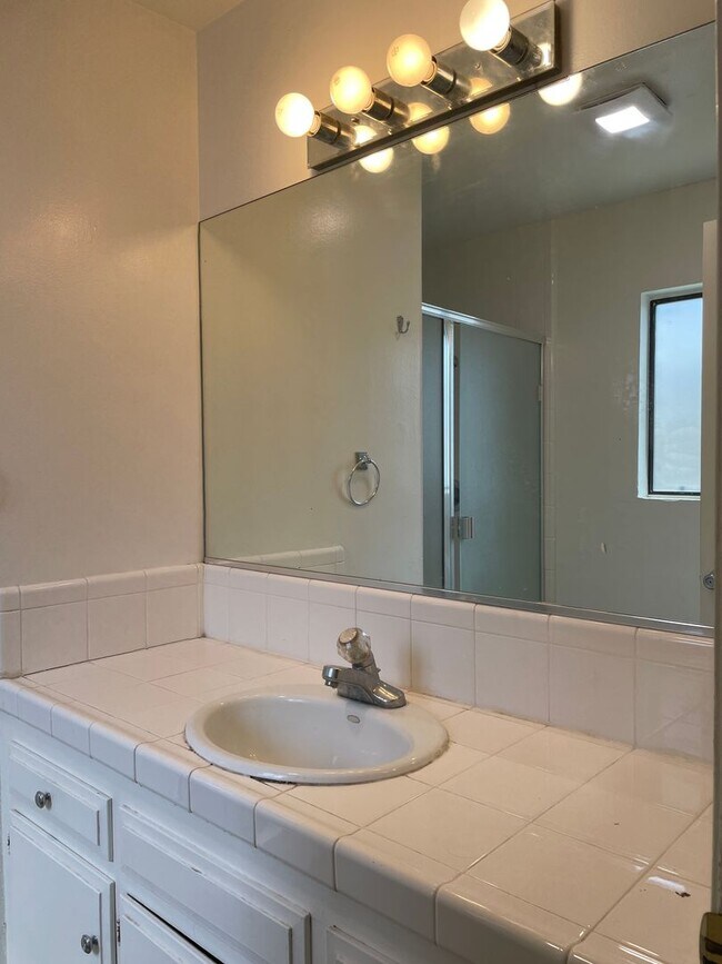 Building Photo - Lovely 2 bed, 2 bath Duplex Home in Orange