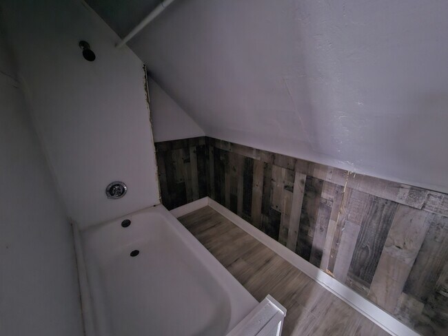 Building Photo - 10602 Earle Ave