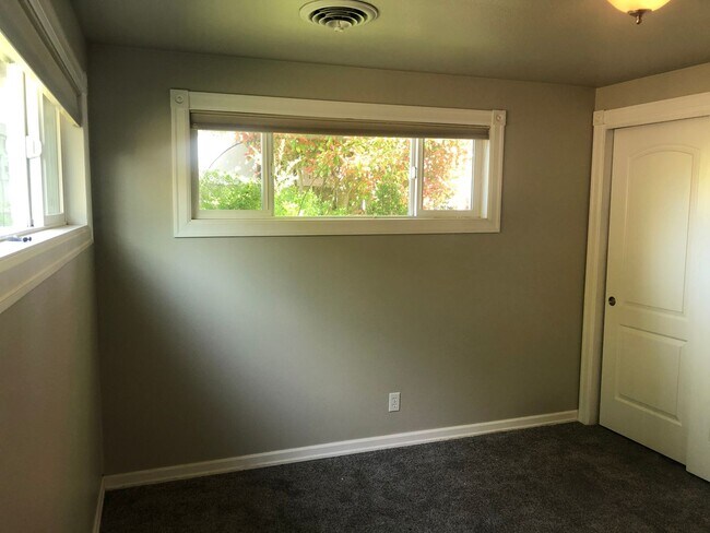 Building Photo - Darling 3 bedroom bungalow in Ferry St Bridge neighborhood!  MOVE IN SPECIAL!