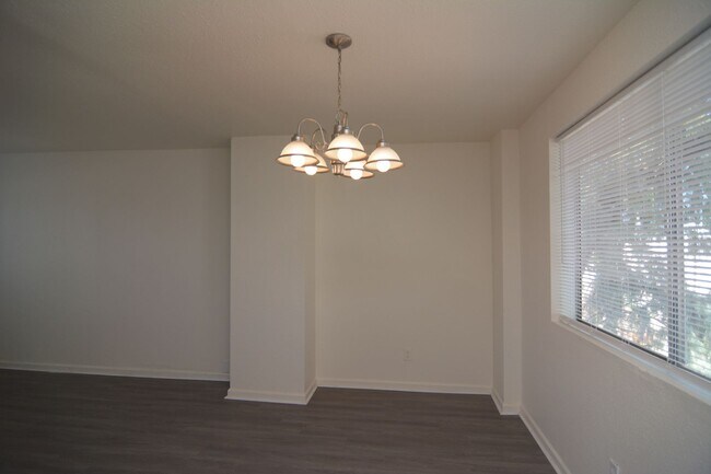 Building Photo - Remodeled 3 Bedroom 1 Bath Five-plex! Clos...