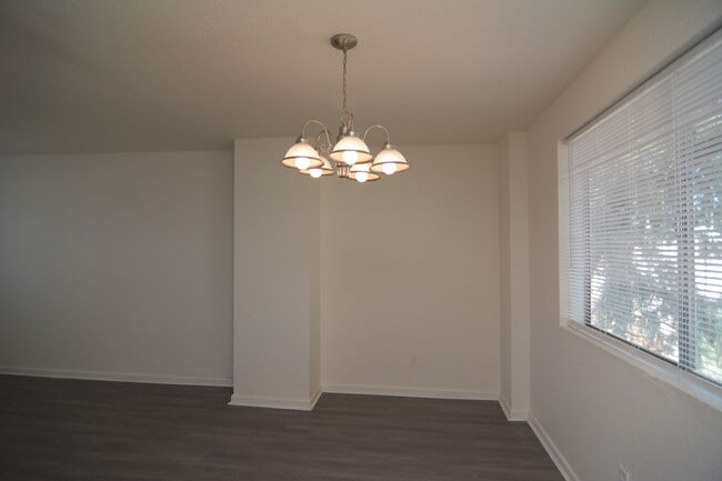 Building Photo - Remodeled 3 Bedroom 1 Bath Five-plex! Close to Downtown and the UofA!