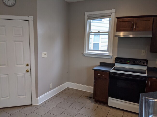 kitchen - 432 E Reservoir Ave