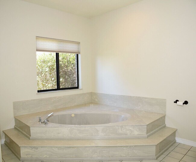 Building Photo - Spacious 4 Bedroom in Southwind at Bluewater Bay!